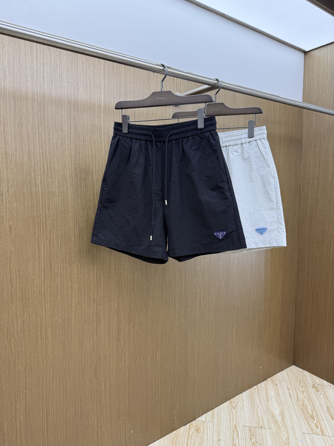 NO:935564,Early spring PD 1956SS summer classic light and quick-drying men's outdoor casual shorts. The material is breathable and moisture-wicking. It is not easy to pack and deform after long-term wear. It has good wrinkle resistance and tear-proof performance, and the fabric is also a very practical functional quick-drying fabric in summer. It creates different textures and textures, and also presents a different light perception from the past. The classic British plaid is also very personalized and fashionable. Of course, the recognition is naturally low-key and versatile. It can be used for casual, fashionable and sports.…………………………………………  SizeM-4XL lz,,shorts,19860909早春 PD 1956SS夏季经典轻薄速干男士户外休闲短裤 材质透气吸湿排汗,久穿也不易起包变形,拥有良好的抗皱性,防撕裂性能,并且面料也是夏季非常实用的功能性速干面料,营造出不同纹理跟质感,也呈现出不同于以往常规的光感来,经典英伦格纹也非常的个性时尚,当然辨识度自然也是低调百搭不挑人,休闲时尚运动皆可.……………………………………………… SizeM-4XL  lz,,shorts,,Men's clothing