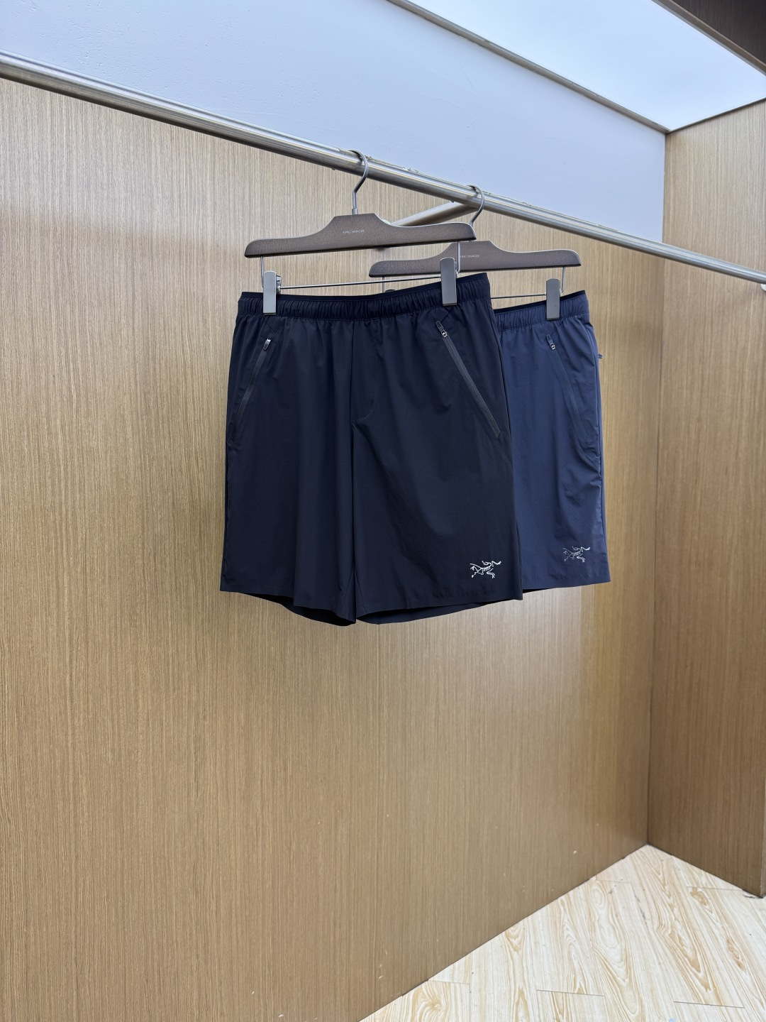 NO:935567,Early spring Arc'teryx 1956SS summer classic lightweight quick-drying men's outdoor casual shorts. The material is breathable and moisture-wicking. It is not easy to pack and deform after long-term wear. It has good wrinkle resistance and tear-proof performance, and the fabric is also a very practical functional quick-drying fabric in summer. It creates different textures and textures, and also presents a different light perception from the past. The classic British plaid is also very personalized and fashionable. Of course, the recognition is naturally low-key and versatile. It can be used for casual fashion and sports.…………………………………………  SizeM-3XL lz,arc'teryx,shorts,19860909早春 始祖鸟 1956SS夏季经典轻薄速干男士户外休闲短裤 材质透气吸湿排汗,久穿也不易起包变形,拥有良好的抗皱性,防撕裂性能,并且面料也是夏季非常实用的功能性速干面料,营造出不同纹理跟质感,也呈现出不同于以往常规的光感来,经典英伦格纹也非常的个性时尚,当然辨识度自然也是低调百搭不挑人,休闲时尚运动皆可.……………………………………………… SizeM-3XL  lz,arc'teryx,shorts,,Men's clothing