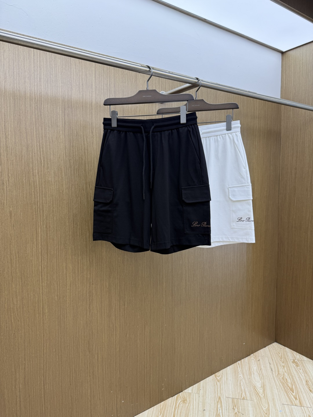 NO:935573,Early spring LP 1956SS summer classic men's outdoor casual shorts. The material is breathable and moisture-wicking. It is not easy to pack and deform after being worn for a long time. It has good wrinkle resistance and tear resistance. The fabric is also a very practical functional quick-drying fabric in summer. It creates different textures and textures, and also presents a different light perception from the past. The classic British plaid is also very personalized and fashionable. Of course, the recognition is naturally low-key and versatile. It can be used for casual, fashionable and sports.………………………………………… SizeM-4XL  lz,,loro piana,shorts,19860909早春 LP 1956SS夏季经典男士户外休闲短裤 材质透气吸湿排汗,久穿也不易起包变形,拥有良好的抗皱性,防撕裂性能,并且面料也是夏季非常实用的功能性速干面料,营造出不同纹理跟质感,也呈现出不同于以往常规的光感来,经典英伦格纹也非常的个性时尚,当然辨识度自然也是低调百搭不挑人,休闲时尚运动皆可.……………………………………………… SizeM-4XL  lz,,loro piana,shorts,,Men's clothing