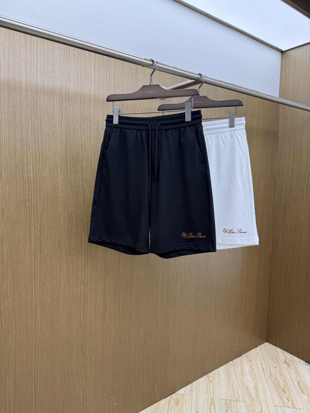 NO:935576,Early spring LP 1956SS summer classic men's outdoor casual shorts. The material is breathable and moisture-wicking. It is not easy to pack and deform after being worn for a long time. It has good wrinkle resistance and tear resistance. The fabric is also a very practical functional quick-drying fabric in summer. It creates different textures and textures, and also presents a different light perception from the past. The classic British plaid is also very personalized and fashionable. Of course, the recognition is naturally low-key and versatile. It can be used for casual, fashionable and sports.………………………………………… SizeM-4XL  lz,,loro piana,shorts,19860909早春 LP 1956SS夏季经典男士户外休闲短裤 材质透气吸湿排汗,久穿也不易起包变形,拥有良好的抗皱性,防撕裂性能,并且面料也是夏季非常实用的功能性速干面料,营造出不同纹理跟质感,也呈现出不同于以往常规的光感来,经典英伦格纹也非常的个性时尚,当然辨识度自然也是低调百搭不挑人,休闲时尚运动皆可.……………………………………………… SizeM-4XL  lz,,loro piana,shorts,,Men's clothing