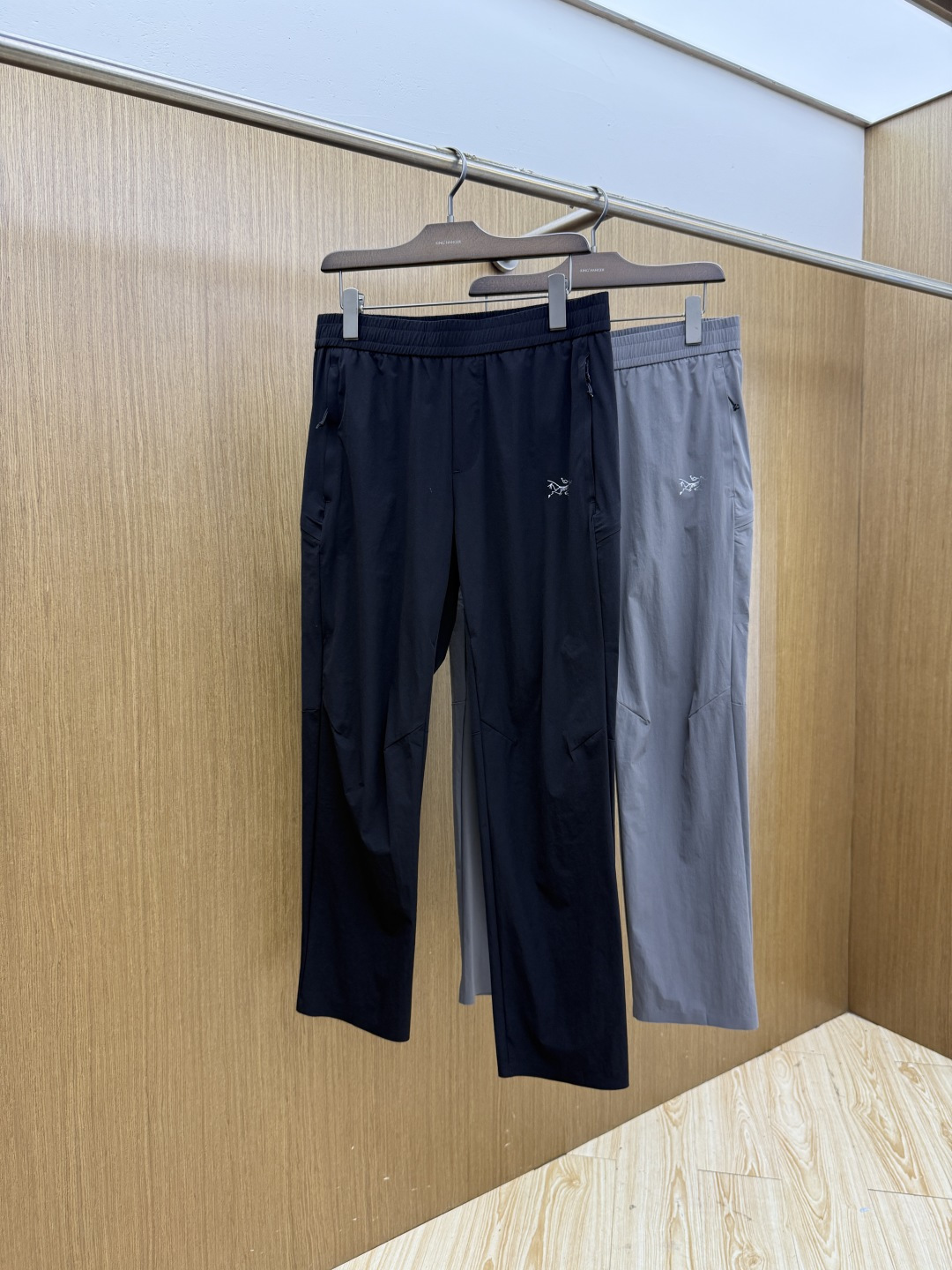 NO:935579,Early spring Arc'teryx 1956SS summer classic light and quick-drying men's outdoor casual trousers. The material is breathable and moisture-wicking. It is not easy to pack and deform after long-term wear. It has good wrinkle resistance and tear-proof performance, and the fabric is also a very practical functional quick-drying fabric in summer. It creates different textures and textures, and also presents a different light perception from the past. The classic British plaid is also very individual and fashionable. Of course, the recognition is naturally low-key and versatile. It can be used for casual fashion and sports.…………………………………………  SizeM-3XL lz,arc'teryx,19860909早春 始祖鸟 1956SS夏季经典轻薄速干男士户外休闲长裤 材质透气吸湿排汗,久穿也不易起包变形,拥有良好的抗皱性,防撕裂性能,并且面料也是夏季非常实用的功能性速干面料,营造出不同纹理跟质感,也呈现出不同于以往常规的光感来,经典英伦格纹也非常的个性时尚,当然辨识度自然也是低调百搭不挑人,休闲时尚运动皆可.……………………………………………… SizeM-3XL  lz,arc'teryx,,Men's clothing