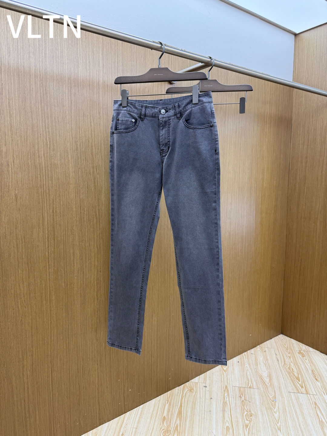 早春 VLTN 🔥🔥高端定制 26ss春夏新品轻奢休闲牛仔裤👖 官网同步发售,裤身工艺设计,客供辅料、高定棉麻面料,代工 早春 VLTN 🔥🔥高端定制 26ss春夏新品轻奢休闲牛仔裤👖 官网同步发售,裤身工艺设计,客供辅料、高定棉麻面料,代工