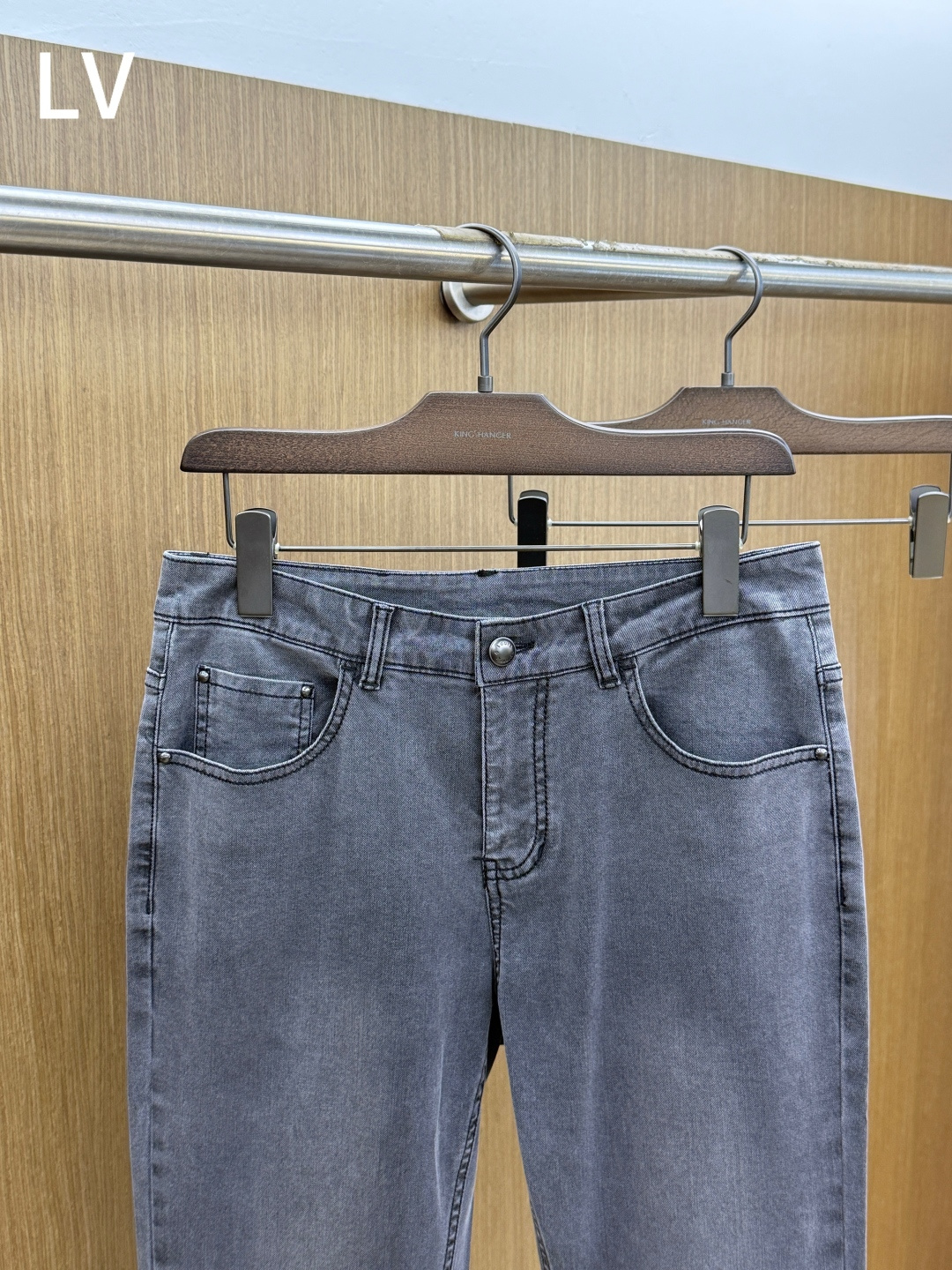 早春 LV 🔥🔥高端定制 26ss春夏新品轻奢休闲牛仔裤👖 官网同步发售，裤身工艺设计，客供辅料、高定棉麻面料，代工厂免