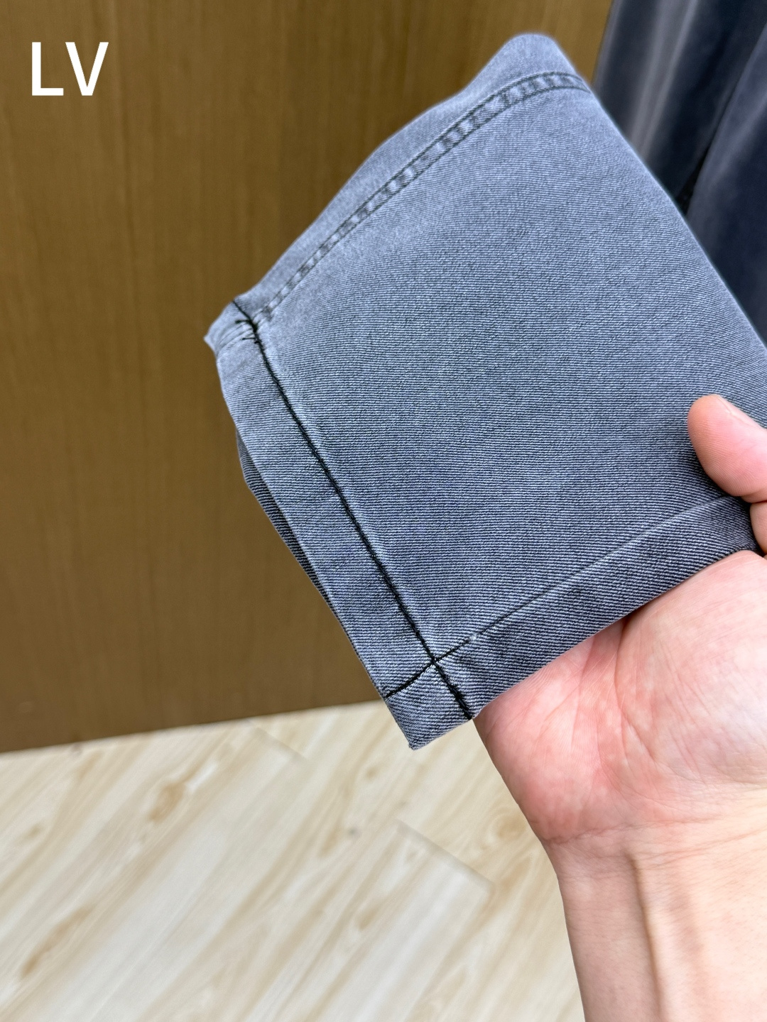 早春 LV 🔥🔥高端定制 26ss春夏新品轻奢休闲牛仔裤👖 官网同步发售，裤身工艺设计，客供辅料、高定棉麻面料，代工厂免