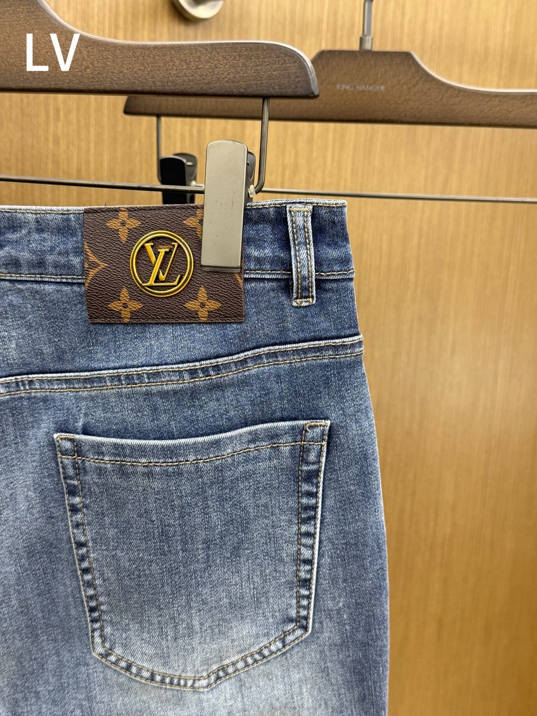 早春 LV 🔥🔥高端定制 26ss春夏新品轻奢休闲牛仔裤👖 官网同步发售,裤身工艺设计,客供辅料、高定棉麻面料,代工厂 早春 LV 🔥🔥高端定制 26ss春夏新品轻奢休闲牛仔裤👖 官网同步发售,裤身工艺设计,客供辅料、高定棉麻面料,代工厂