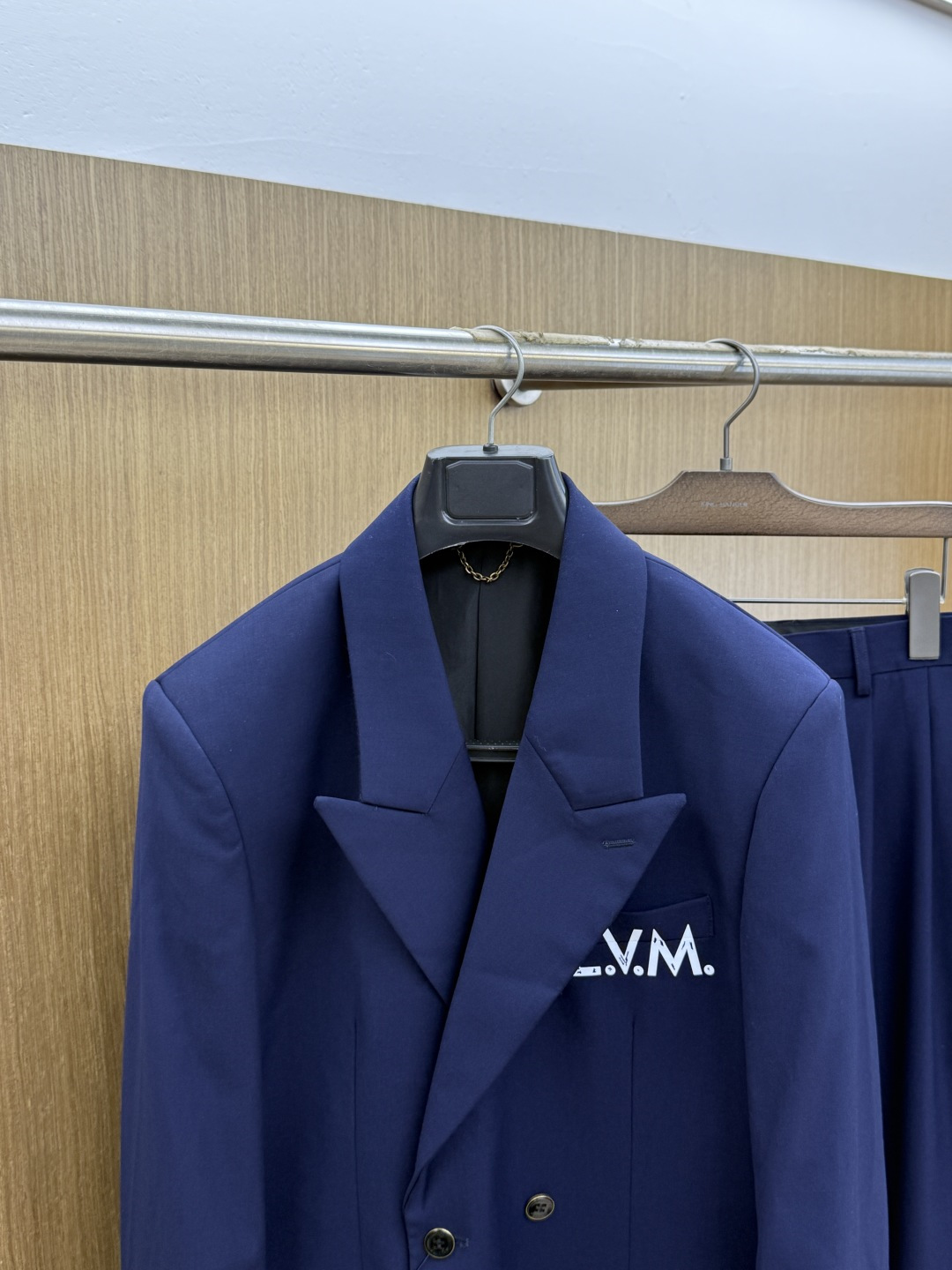 早秋/套 LV 💥早秋新款西服套装，外贸公司订单 简约休闲西装外套，独家专供进口原版聚酯纤维面料，透气柔软保暖性很强，笔