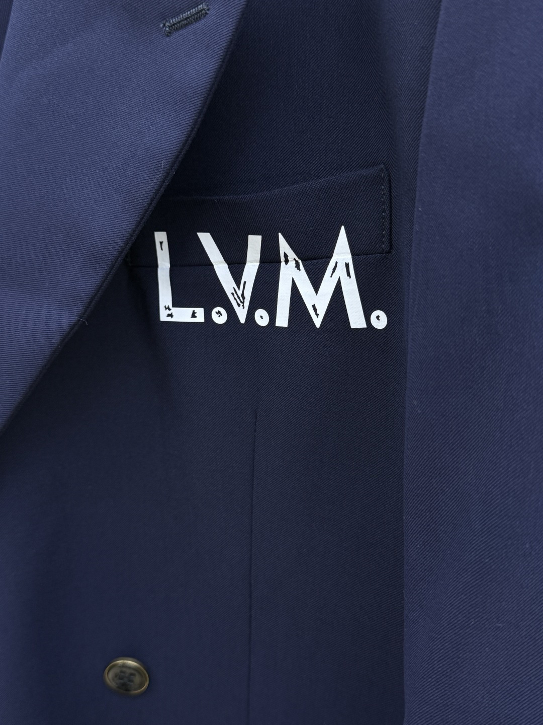 早秋/套 LV 💥早秋新款西服套装，外贸公司订单 简约休闲西装外套，独家专供进口原版聚酯纤维面料，透气柔软保暖性很强，笔