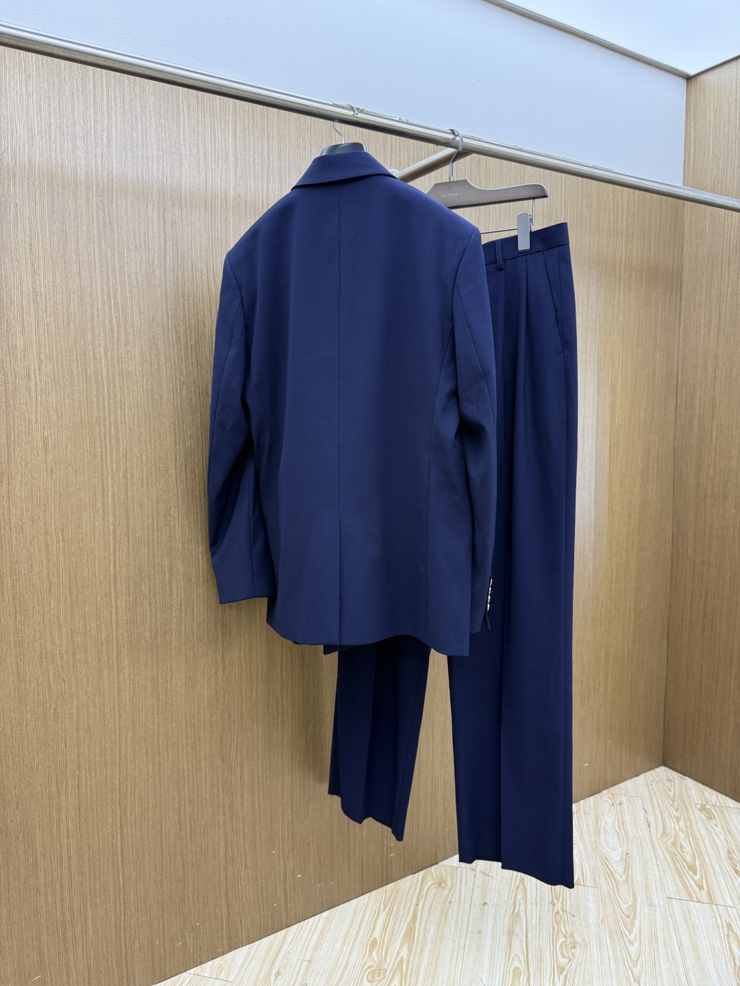 早秋/套 LV 💥早秋新款西服套装，外贸公司订单 简约休闲西装外套，独家专供进口原版聚酯纤维面料，透气柔软保暖性很强，笔
