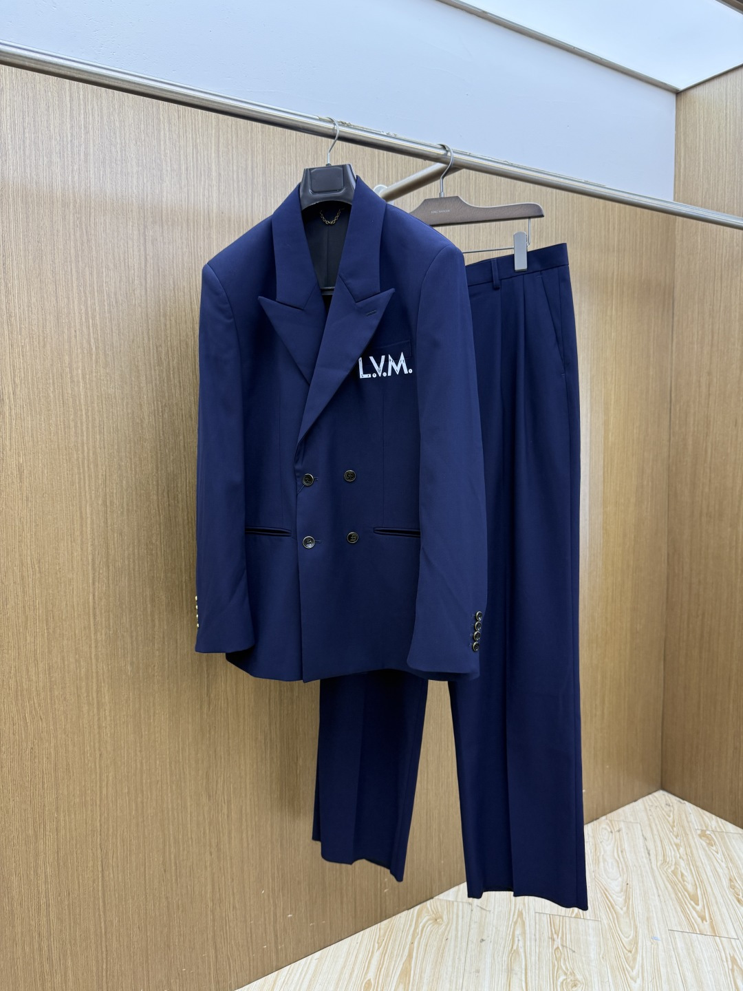 早秋/套 LV 💥早秋新款西服套装，外贸公司订单 简约休闲西装外套，独家专供进口原版聚酯纤维面料，透气柔软保暖性很强，笔