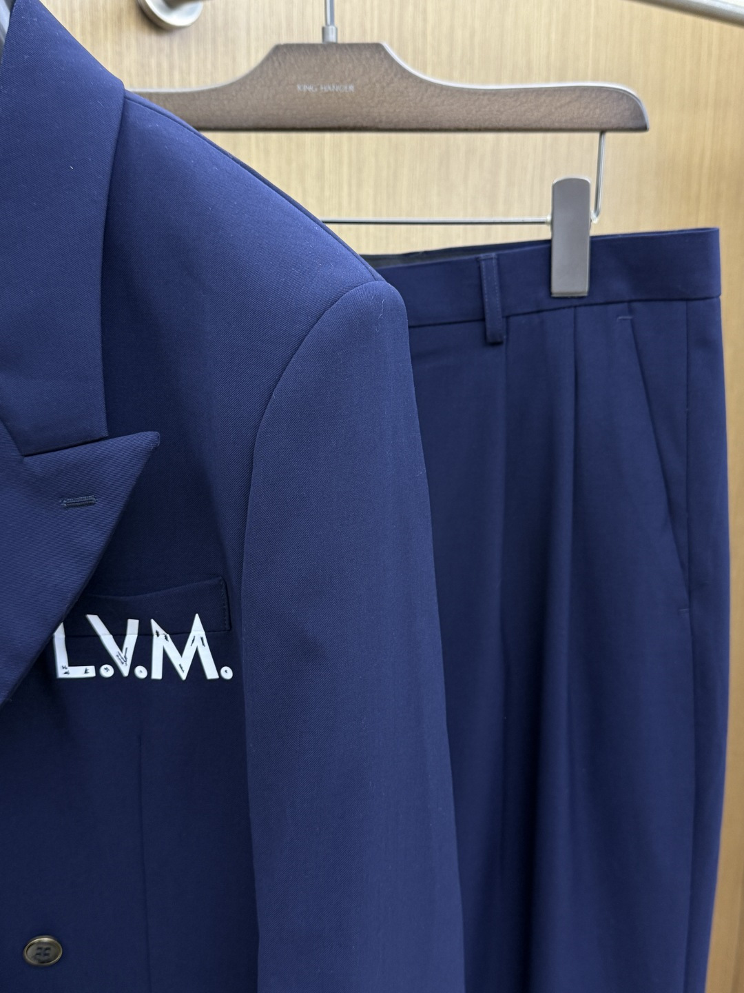 早秋/套 LV 💥早秋新款西服套装，外贸公司订单 简约休闲西装外套，独家专供进口原版聚酯纤维面料，透气柔软保暖性很强，笔