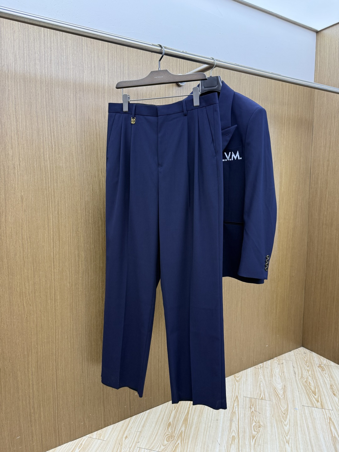 早秋/套 LV 💥早秋新款西服套装，外贸公司订单 简约休闲西装外套，独家专供进口原版聚酯纤维面料，透气柔软保暖性很强，笔