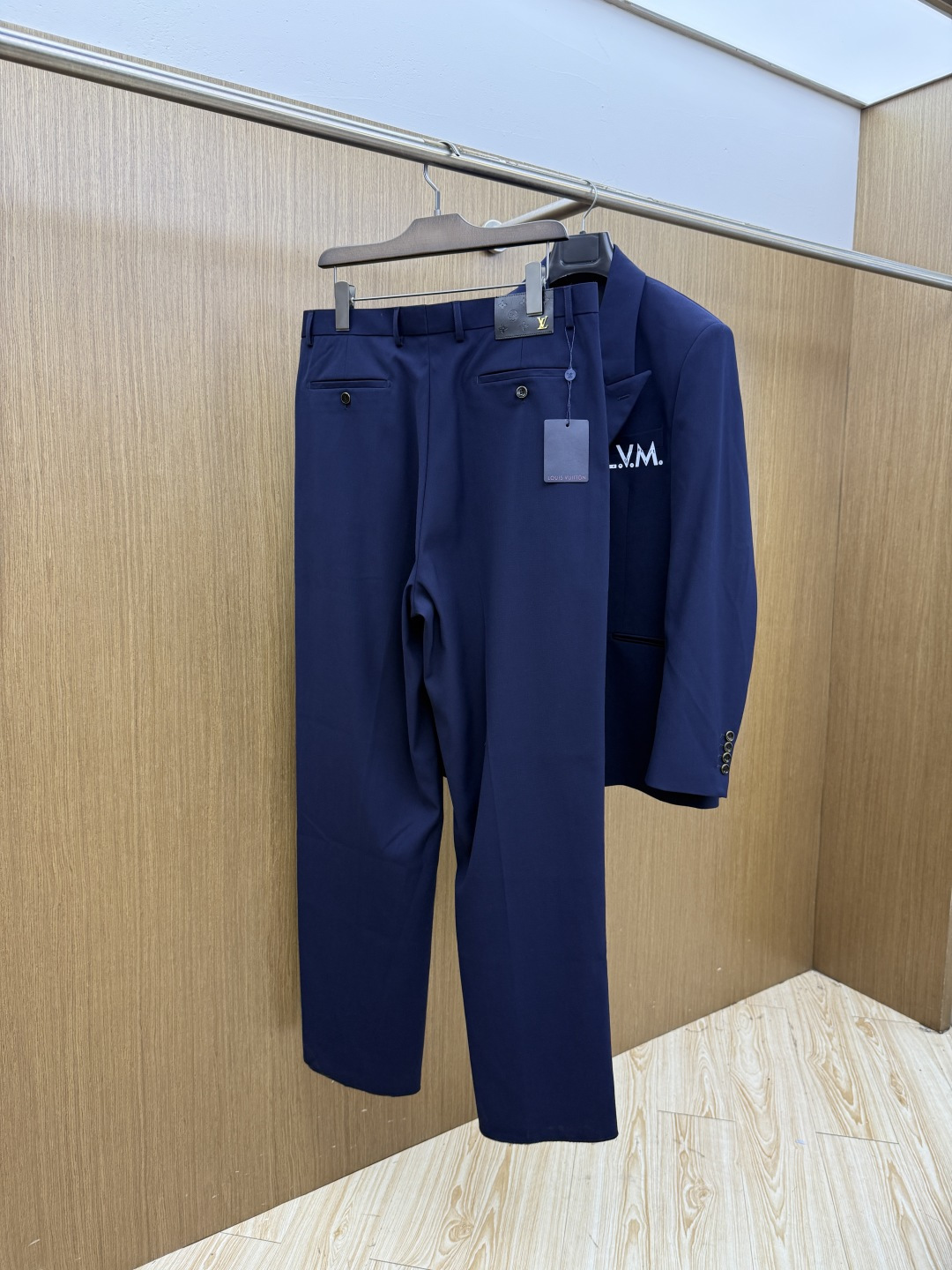 早秋/套 LV 💥早秋新款西服套装，外贸公司订单 简约休闲西装外套，独家专供进口原版聚酯纤维面料，透气柔软保暖性很强，笔