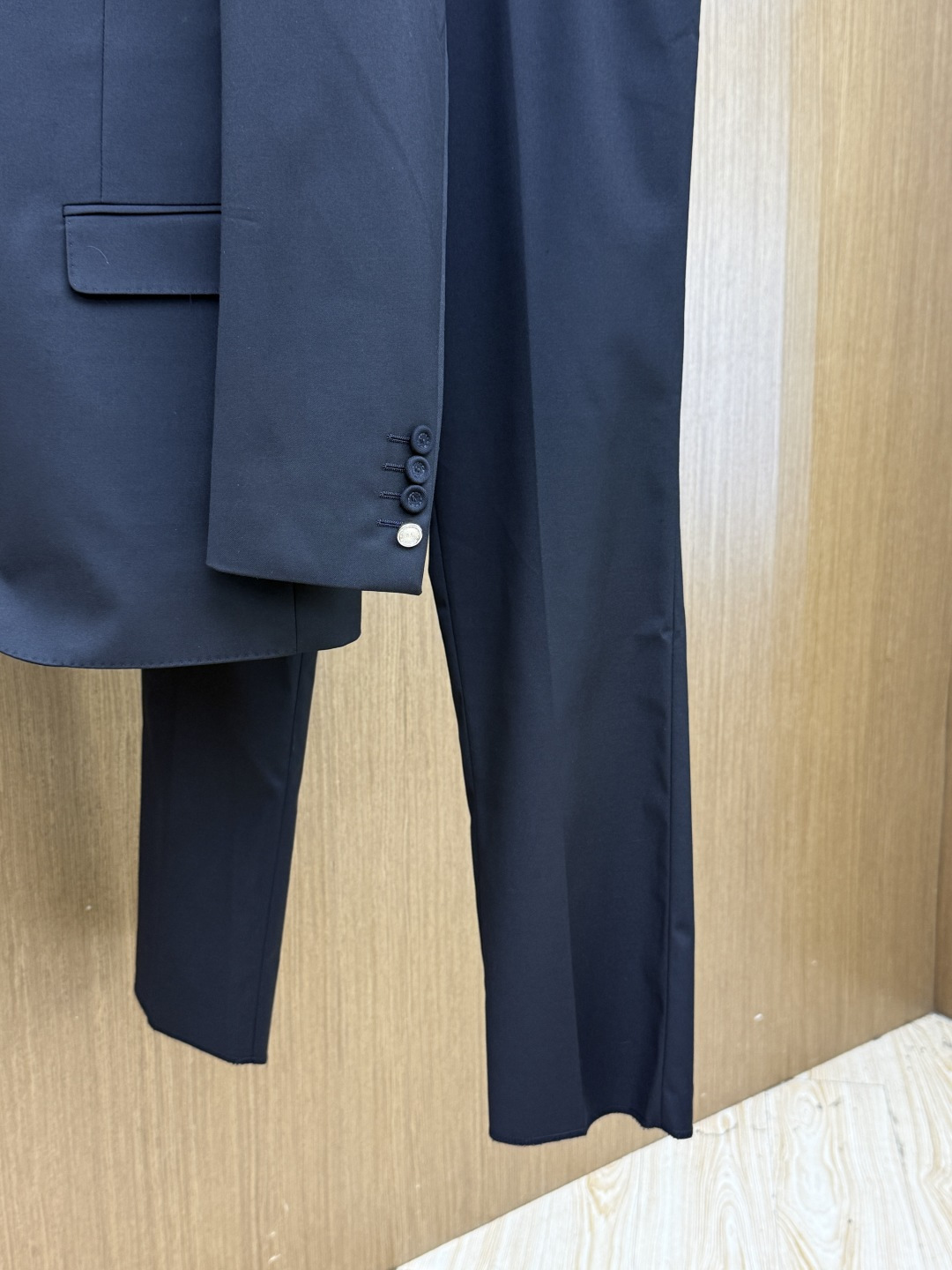 早秋/套 💥早秋新款西服套装，外贸公司订单 简约休闲西装外套，独家专供进口原版聚酯纤维面料，透气柔软保暖性很强，笔挺垂感