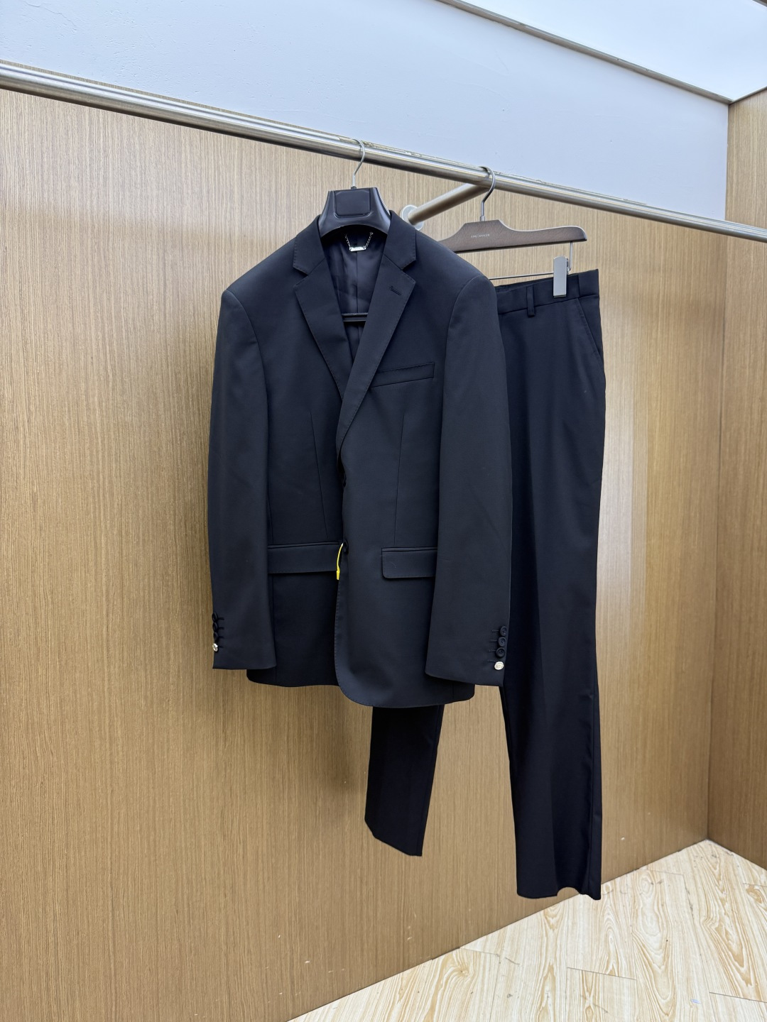 早秋/套 💥早秋新款西服套装，外贸公司订单 简约休闲西装外套，独家专供进口原版聚酯纤维面料，透气柔软保暖性很强，笔挺垂感