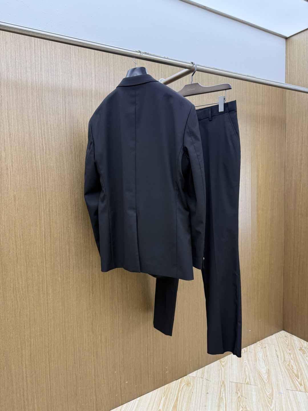 早秋/套 💥早秋新款西服套装，外贸公司订单 简约休闲西装外套，独家专供进口原版聚酯纤维面料，透气柔软保暖性很强，笔挺垂感