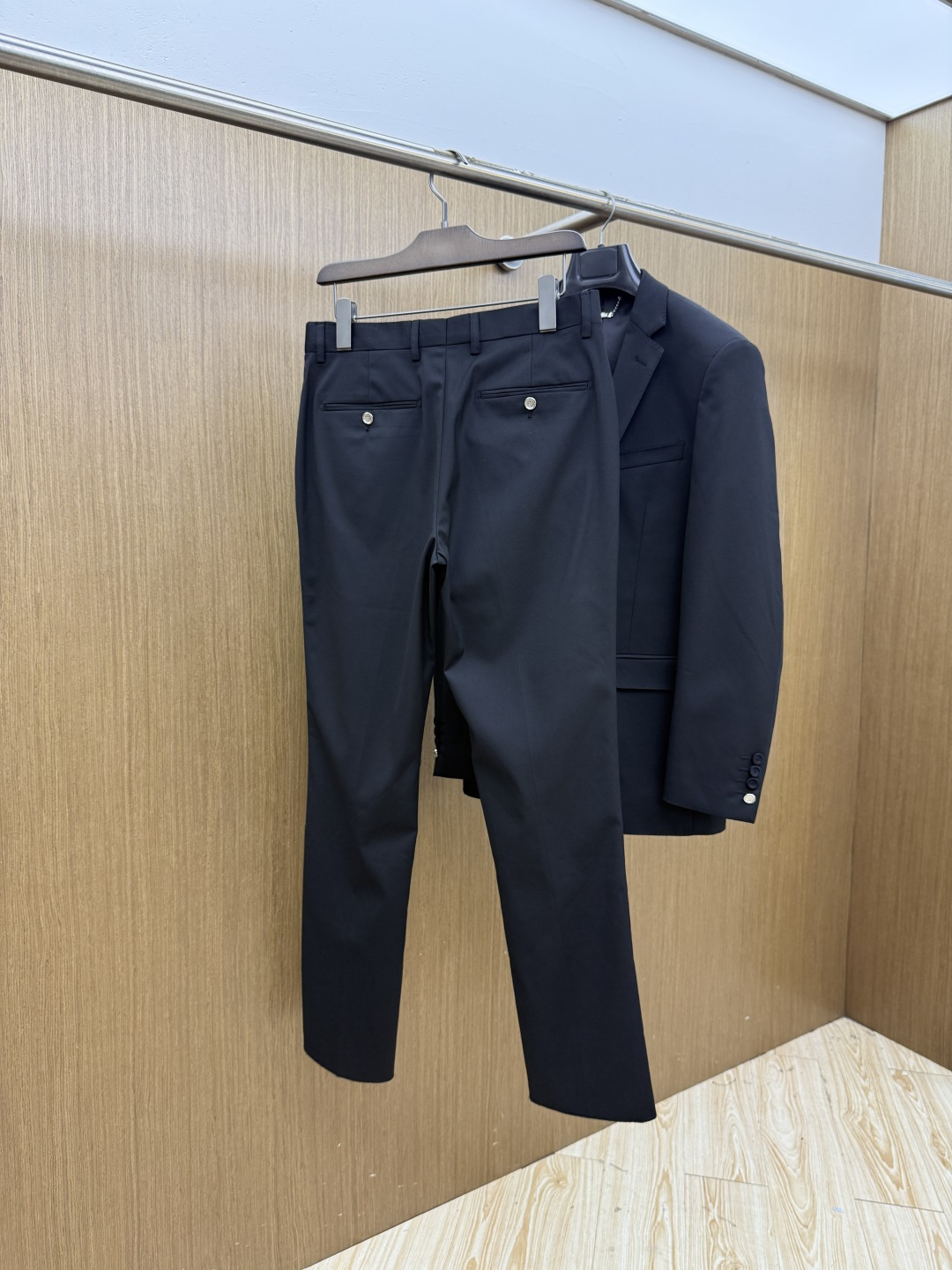 早秋/套 💥早秋新款西服套装，外贸公司订单 简约休闲西装外套，独家专供进口原版聚酯纤维面料，透气柔软保暖性很强，笔挺垂感