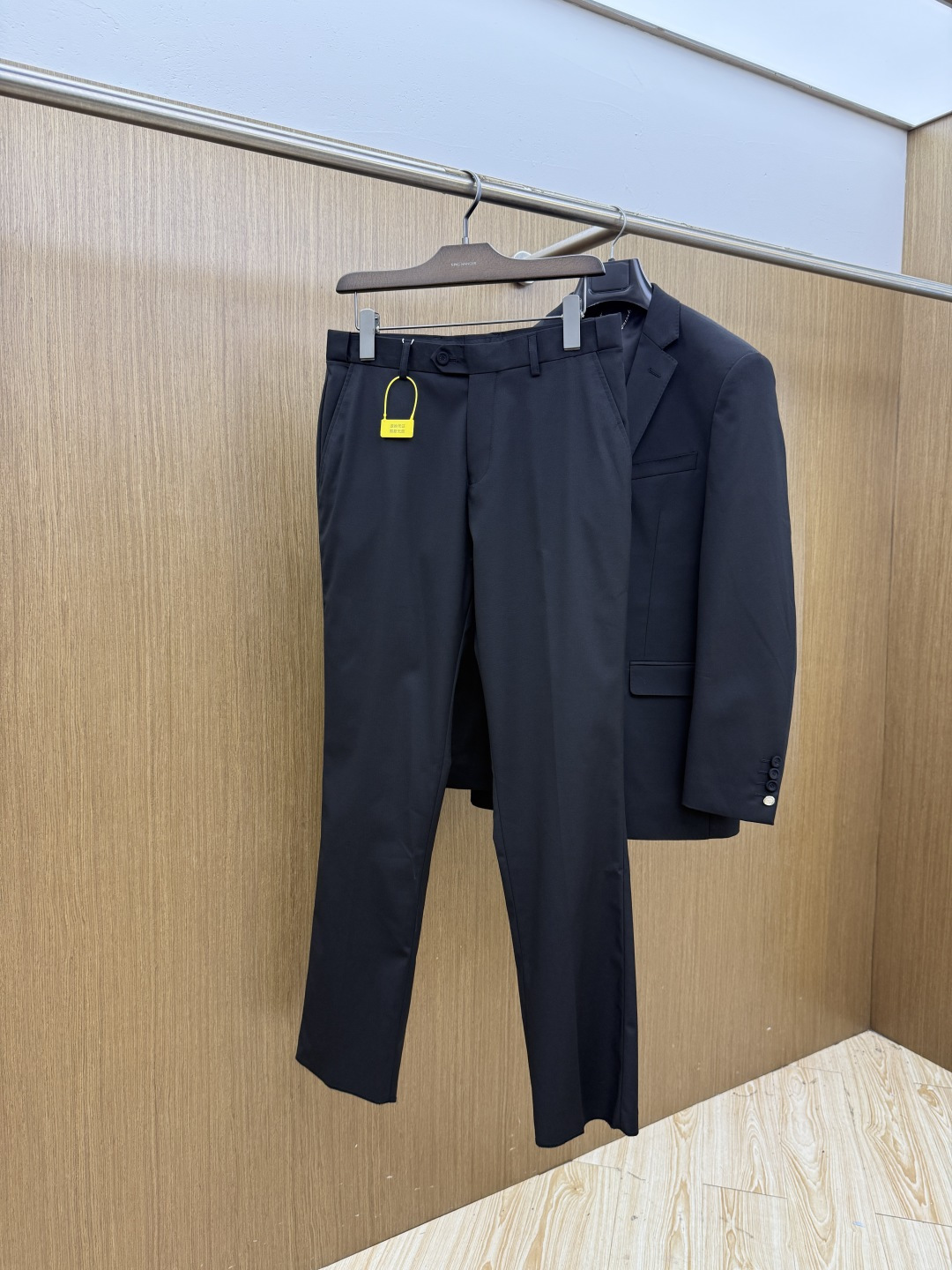 早秋/套 💥早秋新款西服套装，外贸公司订单 简约休闲西装外套，独家专供进口原版聚酯纤维面料，透气柔软保暖性很强，笔挺垂感