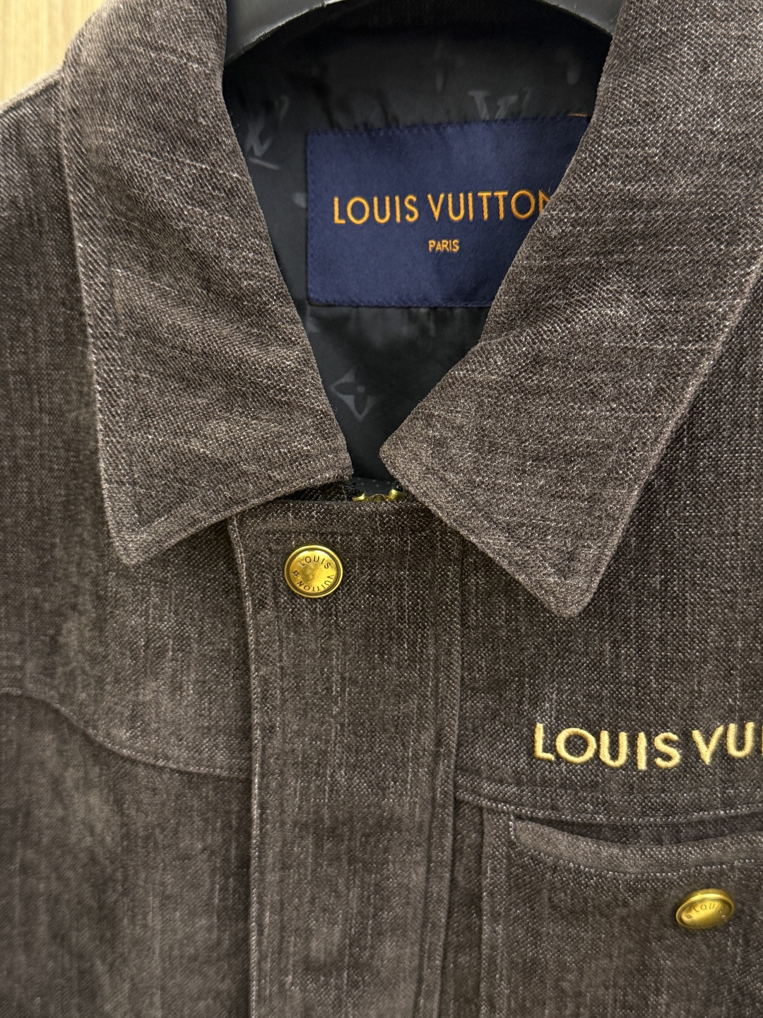 早秋款 LV 🔥🔥秋冬新款时尚翻领外套夹克，原版订制五金配件全进口原版定制 欢迎对比 绝对的高品质   面料做工杠杠的👍