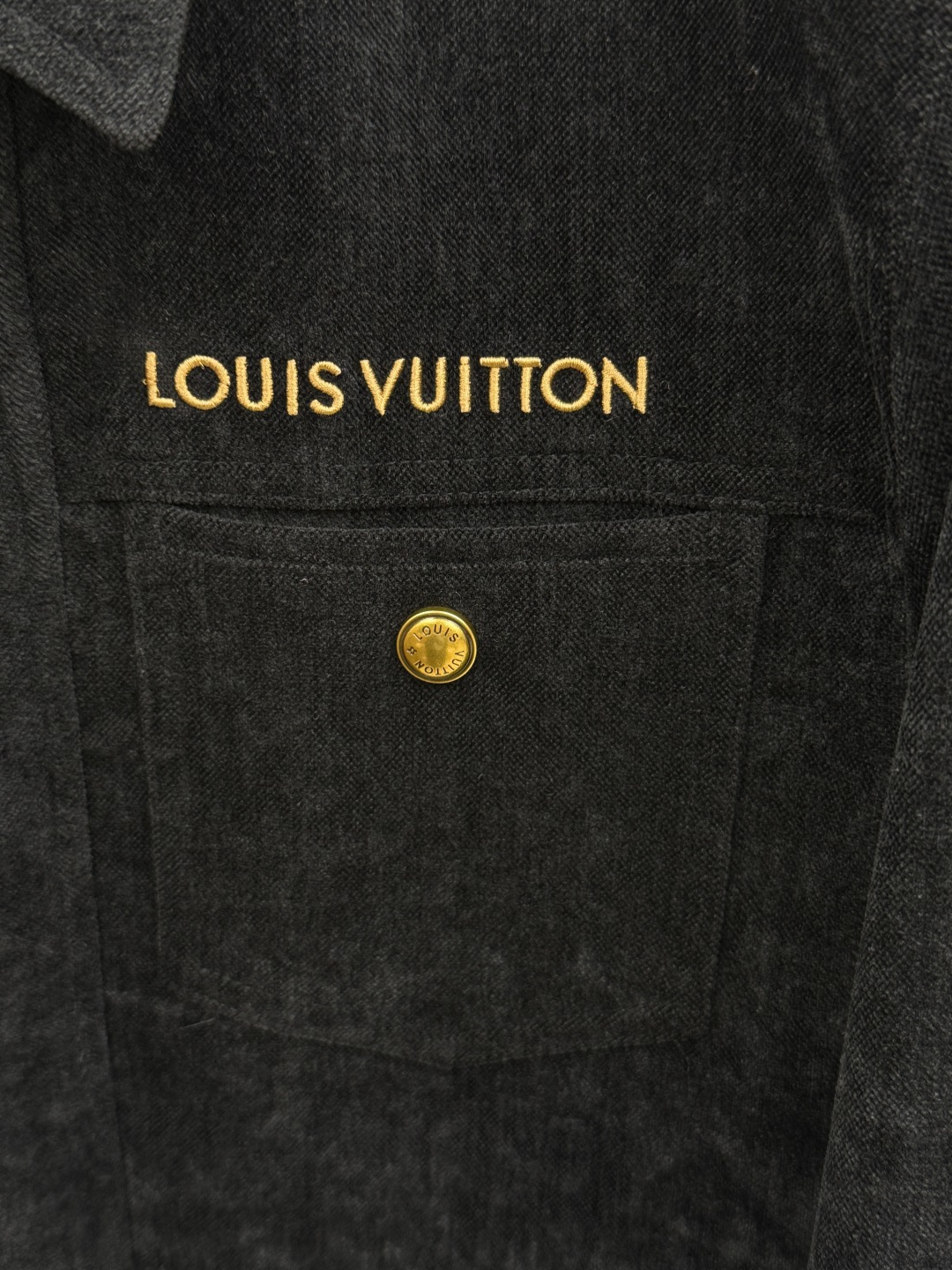 早秋款 LV 🔥🔥秋冬新款时尚翻领外套夹克，原版订制五金配件全进口原版定制 欢迎对比 绝对的高品质   面料做工杠杠的👍