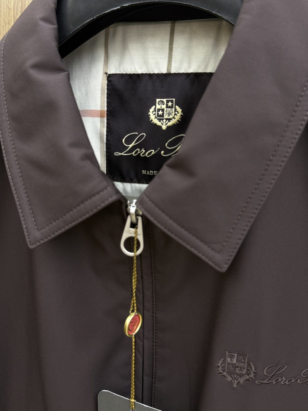 早秋款 Loro Piana 🔥🔥秋冬新款时尚翻领夹克外套,原版订制五金配件全进口原版定制 欢迎对比 绝对的高品质 早秋款 Loro Piana 🔥🔥秋冬新款时尚翻领夹克外套,原版订制五金配件全进口原版定制 欢迎对比 绝对的高品质