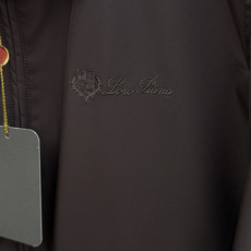 早秋款 Loro Piana 🔥🔥秋冬新款时尚翻领夹克外套,原版订制五金配件全进口原版定制 欢迎对比 绝对的高品质 早秋款 Loro Piana 🔥🔥秋冬新款时尚翻领夹克外套,原版订制五金配件全进口原版定制 欢迎对比 绝对的高品质