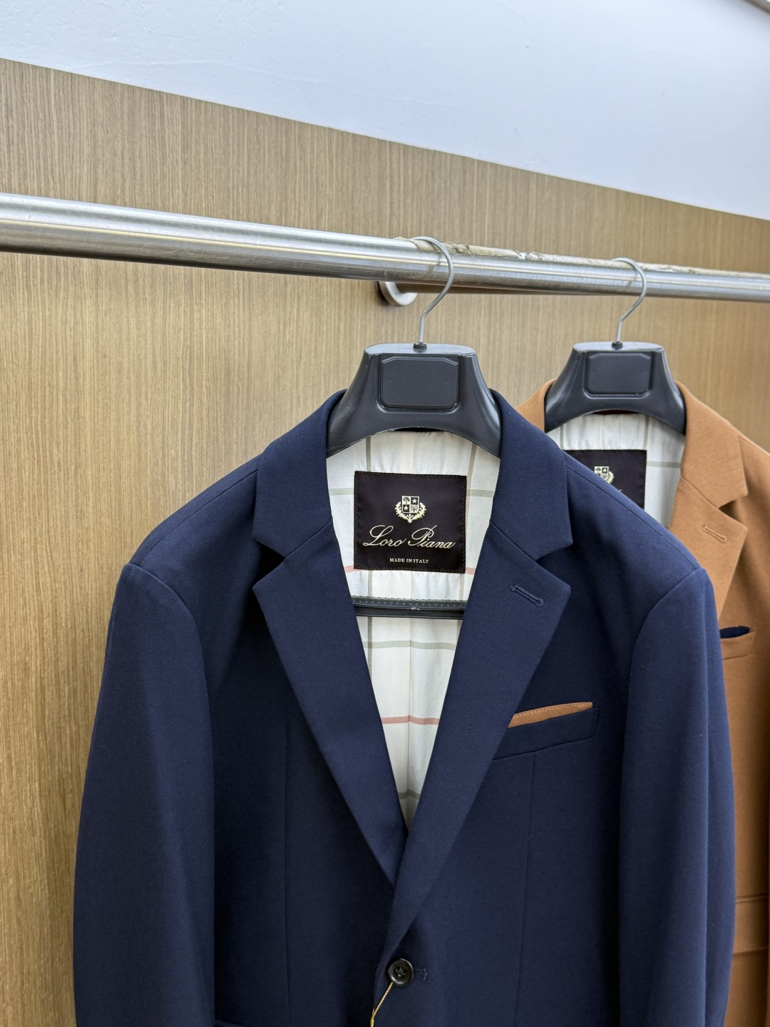 早秋款 Loro Piana🔥🔥 高定西服 2026早秋轻奢系列,最新时尚男款西装外套.定织定染面料。处处细节显工艺足够 早秋款 Loro Piana🔥🔥 高定西服 2026早秋轻奢系列,最新时尚男款西装外套.定织定染面料。处处细节显工艺足够