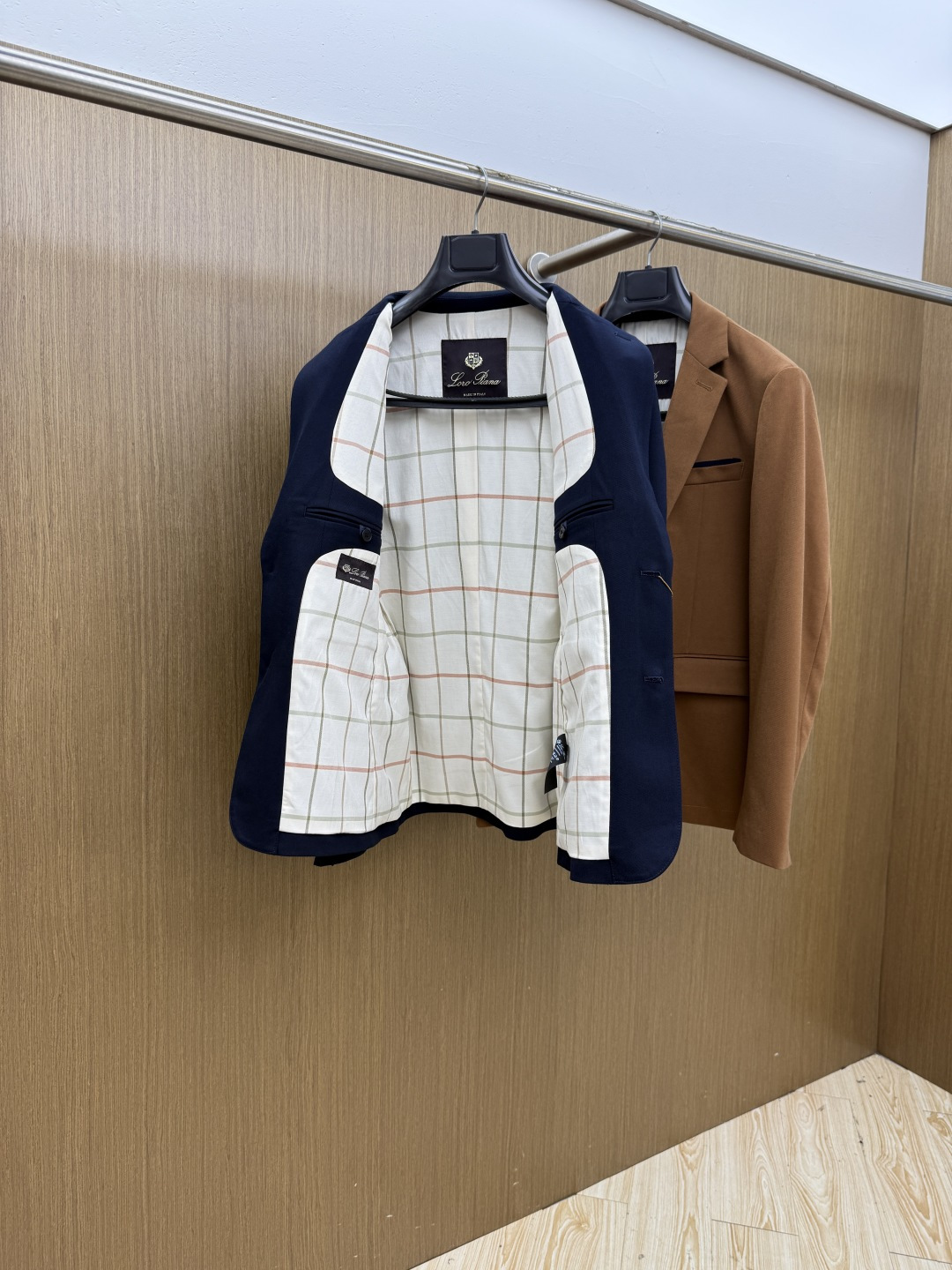 早秋款 Loro Piana🔥🔥 高定西服 2026早秋轻奢系列,最新时尚男款西装外套.定织定染面料。处处细节显工艺足够 早秋款 Loro Piana🔥🔥 高定西服 2026早秋轻奢系列,最新时尚男款西装外套.定织定染面料。处处细节显工艺足够