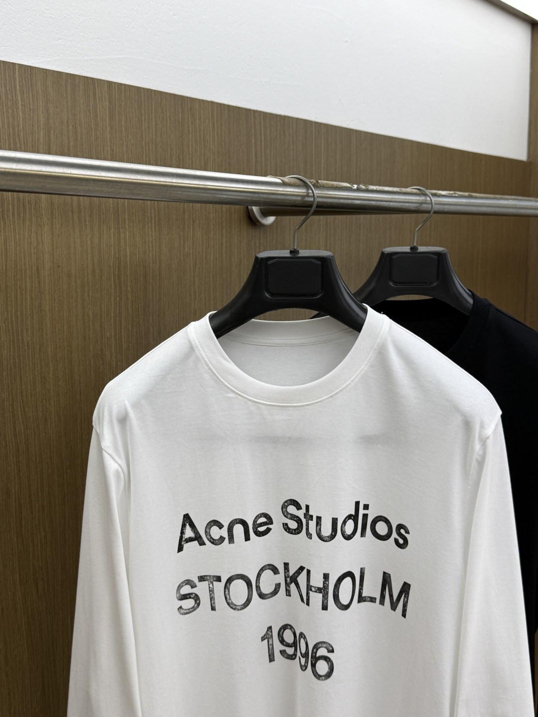 早秋 ACNE 🔥早秋新品长袖T恤，帅气时尚，胸前精致品牌字母logo设计 简约百搭款。面料棉 不仅挺括，保持潮流的廓形