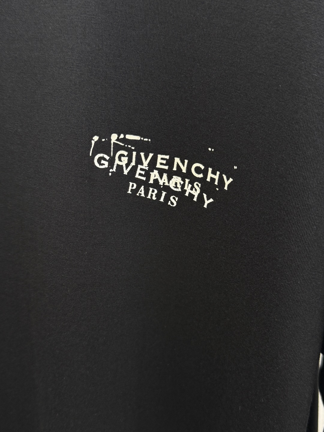 早秋 GVC  🔥早秋新品长袖T恤，帅气时尚，胸前精致品牌字母logo设计 简约百搭款。面料棉 不仅挺括，保持潮流的廓形