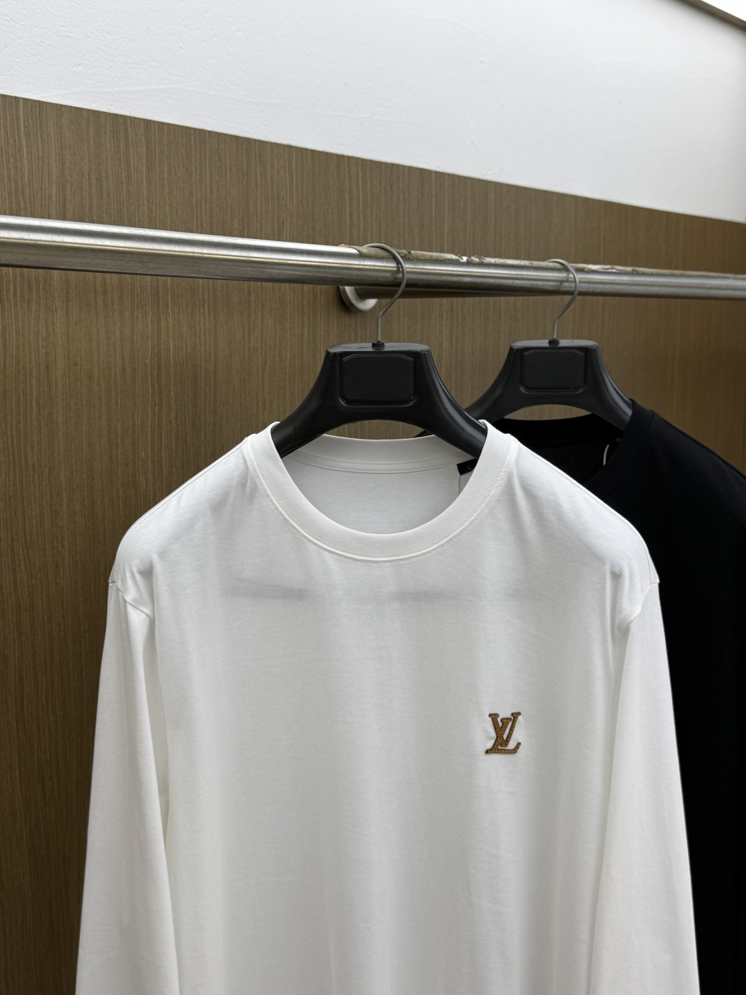 早秋 LV 🔥早秋新品长袖T恤，帅气时尚，胸前精致品牌字母logo设计 简约百搭款。面料棉 不仅挺括，保持潮流的廓形，又