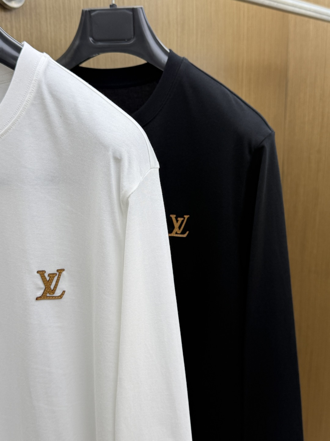 早秋 LV 🔥早秋新品长袖T恤，帅气时尚，胸前精致品牌字母logo设计 简约百搭款。面料棉 不仅挺括，保持潮流的廓形，又