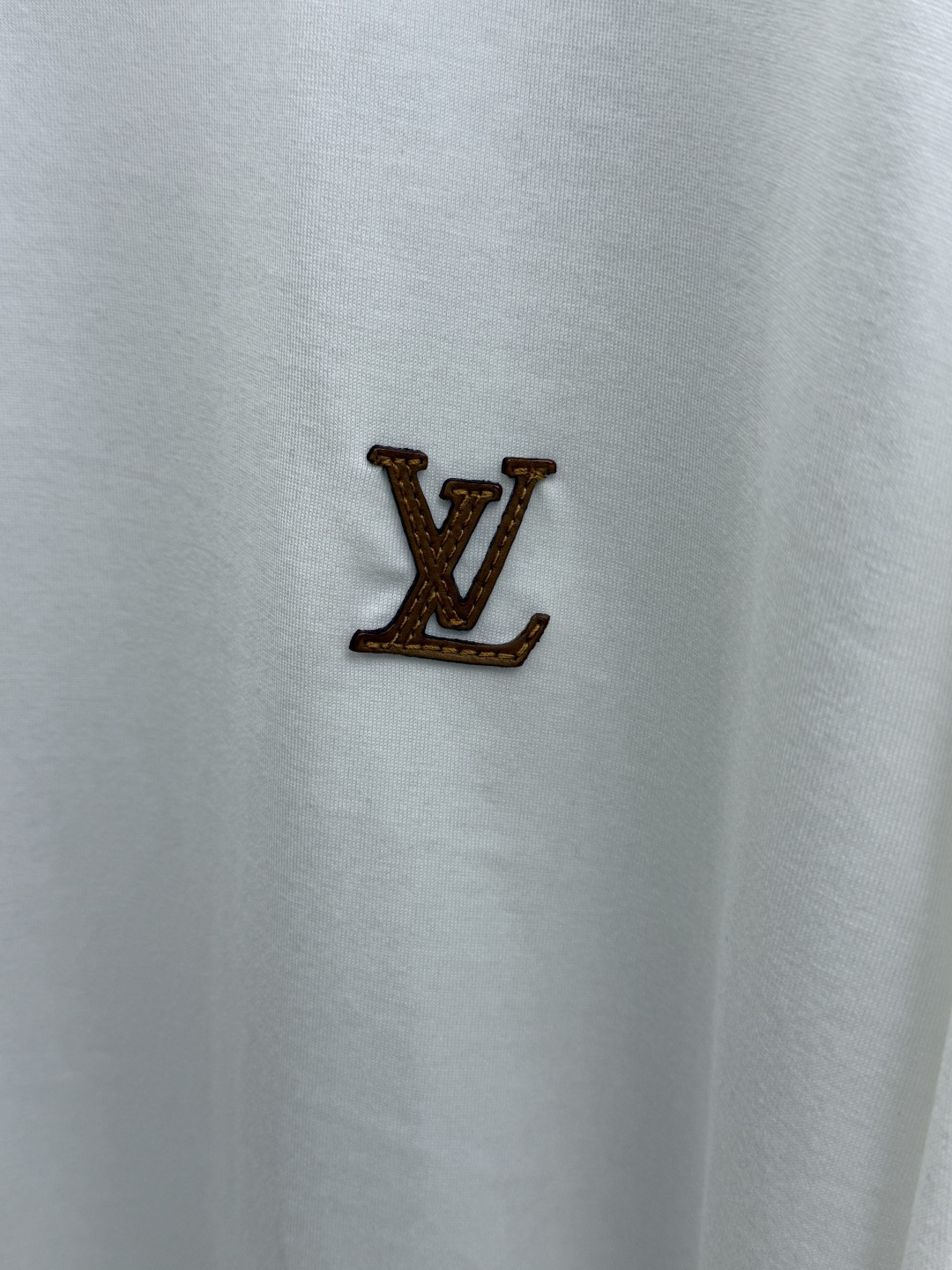 早秋 LV 🔥早秋新品长袖T恤，帅气时尚，胸前精致品牌字母logo设计 简约百搭款。面料棉 不仅挺括，保持潮流的廓形，又