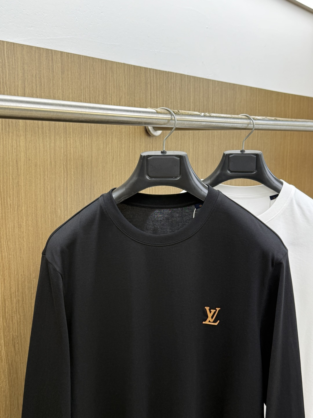 早秋 LV  🔥早秋新品长袖T恤，帅气时尚，胸前精致品牌字母logo设计 简约百搭款。面料棉 不仅挺括，保持潮流的廓形，