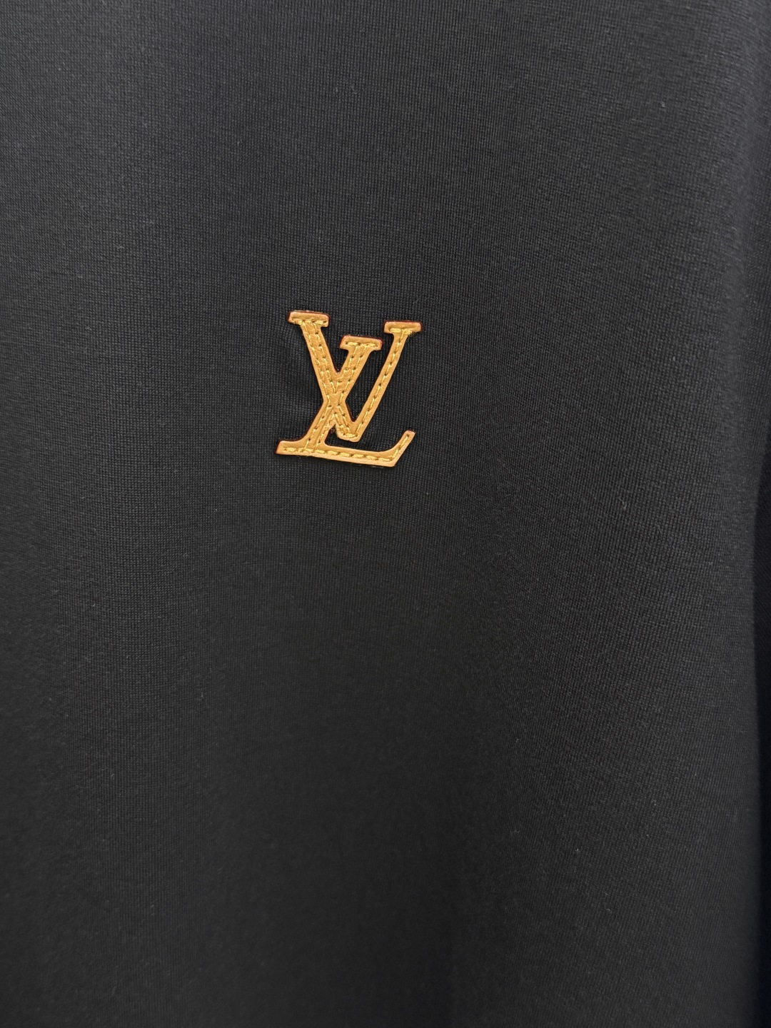 早秋 LV  🔥早秋新品长袖T恤，帅气时尚，胸前精致品牌字母logo设计 简约百搭款。面料棉 不仅挺括，保持潮流的廓形，