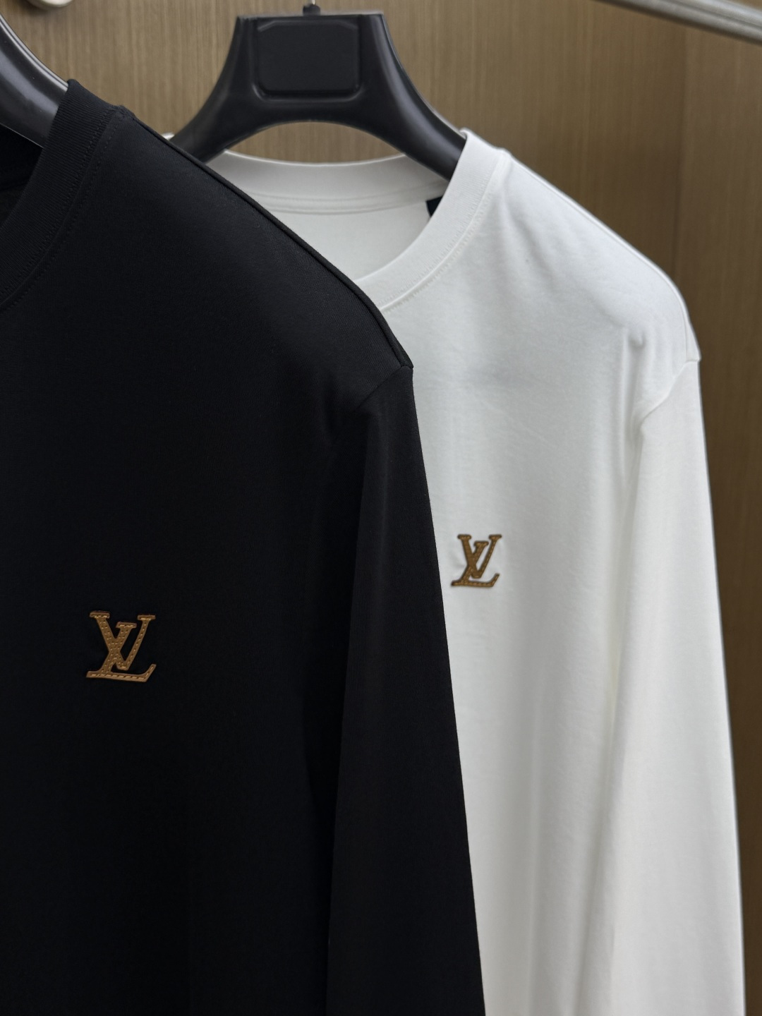 早秋 LV  🔥早秋新品长袖T恤，帅气时尚，胸前精致品牌字母logo设计 简约百搭款。面料棉 不仅挺括，保持潮流的廓形，