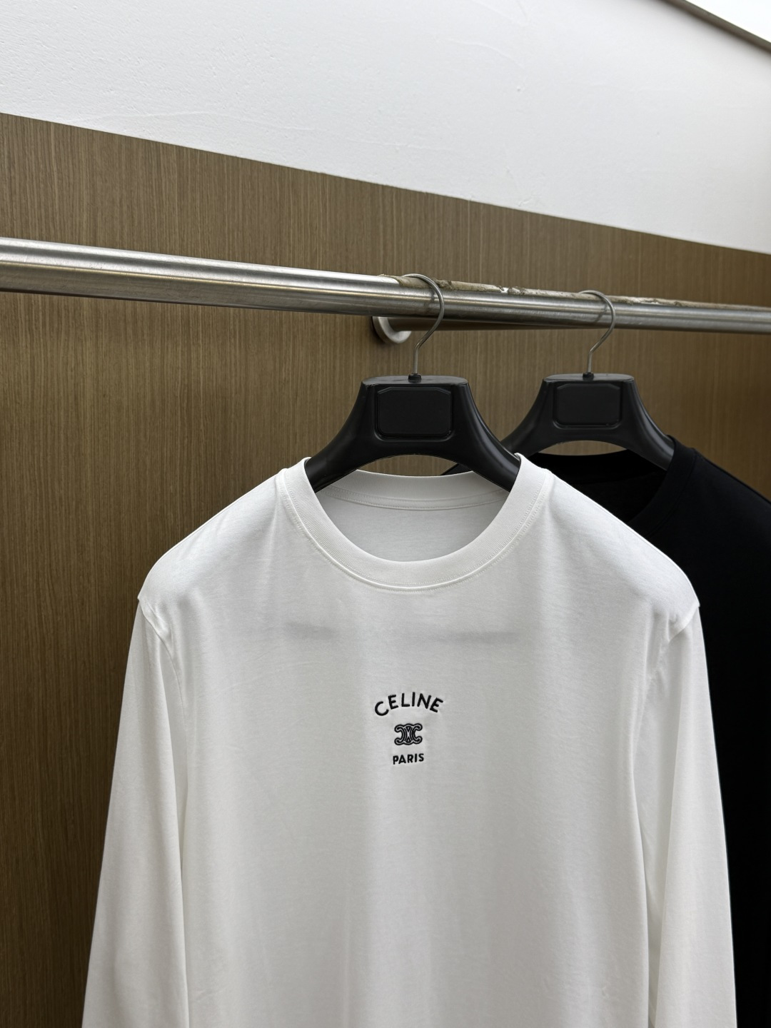 早秋 Celine  🔥早秋新品长袖T恤，帅气时尚，胸前精致品牌字母logo设计 简约百搭款。面料棉 不仅挺括，保持潮流
