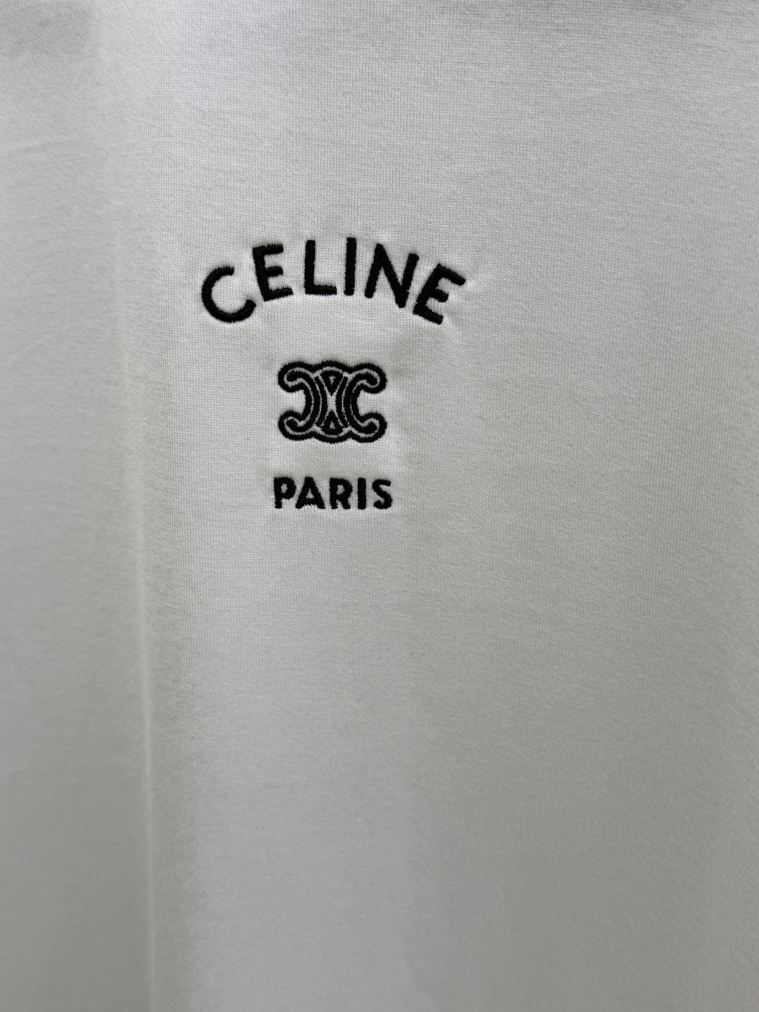 早秋 Celine  🔥早秋新品长袖T恤，帅气时尚，胸前精致品牌字母logo设计 简约百搭款。面料棉 不仅挺括，保持潮流