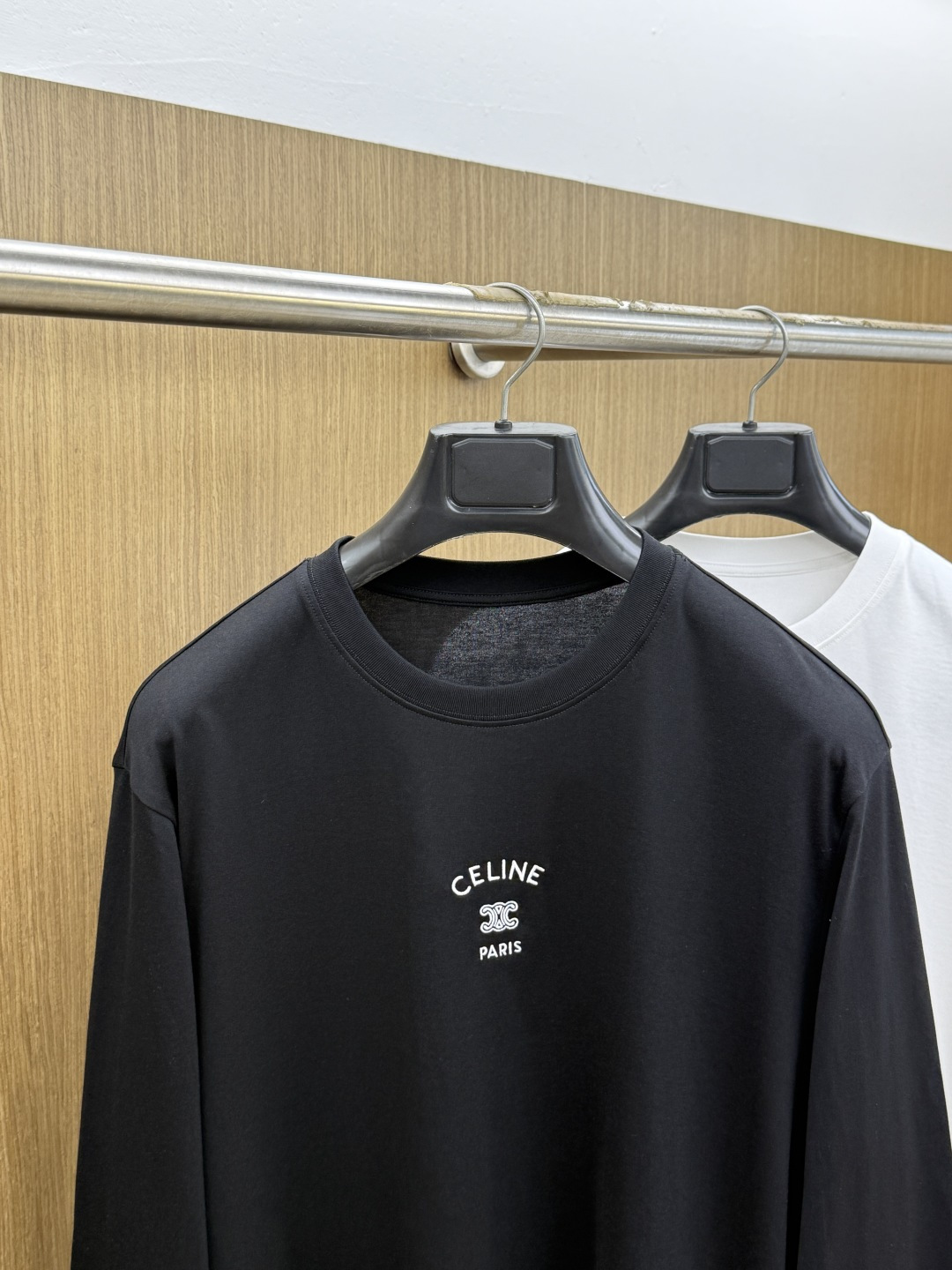 早秋 Celine 🔥早秋新品长袖T恤，帅气时尚，胸前精致品牌字母logo设计 简约百搭款。面料棉 不仅挺括，保持潮流的
