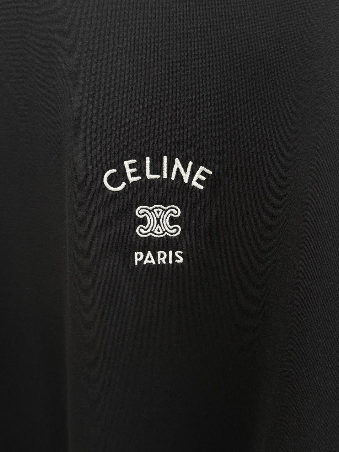早秋 Celine 🔥早秋新品长袖T恤，帅气时尚，胸前精致品牌字母logo设计 简约百搭款。面料棉 不仅挺括，保持潮流的