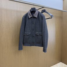 早秋款 Loro piana 🔥🔥秋冬新款时尚翻领真皮鹅绒外套羽绒服、原版订制五金配件全进口原版定制 欢迎对比 绝对的高 早秋款 Loro piana 🔥🔥秋冬新款时尚翻领真皮鹅绒外套羽绒服、原版订制五金配件全进口原版定制 欢迎对比 绝对的高