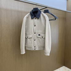 早秋款 Loro piana 🔥🔥秋冬新款时尚翻领真皮鹅绒外套羽绒服、原版订制五金配件全进口原版定制 欢迎对比 绝对的高 早秋款 Loro piana 🔥🔥秋冬新款时尚翻领真皮鹅绒外套羽绒服、原版订制五金配件全进口原版定制 欢迎对比 绝对的高