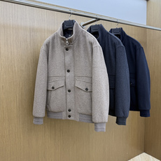早秋款 Loro piana 🔥🔥秋冬新款时尚翻领鹅绒外套羽绒服、原版订制五金配件全进口原版定制 欢迎对比 绝对的高品质 早秋款 Loro piana 🔥🔥秋冬新款时尚翻领鹅绒外套羽绒服、原版订制五金配件全进口原版定制 欢迎对比 绝对的高品质