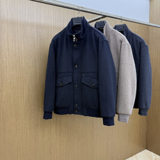 早秋款 Loro piana 🔥🔥秋冬新款时尚翻领鹅绒外套羽绒服、原版订制五金配件全进口原版定制 欢迎对比 绝对的高品质 早秋款 Loro piana 🔥🔥秋冬新款时尚翻领鹅绒外套羽绒服、原版订制五金配件全进口原版定制 欢迎对比 绝对的高品质