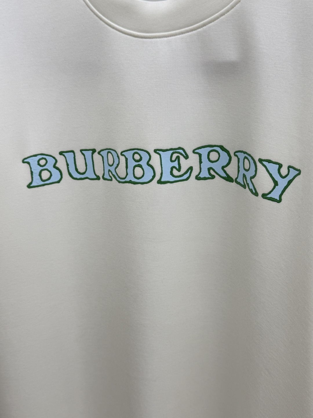 秋冬 BBR 🔥秋冬圆领刺绣短袖T恤打底衫 元素性的Logo徽章凸显休闲时尚魅力,依然独领时尚风骚.内搭好伴侣… 客供高 秋冬 BBR 🔥秋冬圆领刺绣短袖T恤打底衫 元素性的Logo徽章凸显休闲时尚魅力,依然独领时尚风骚.内搭好伴侣… 客供高