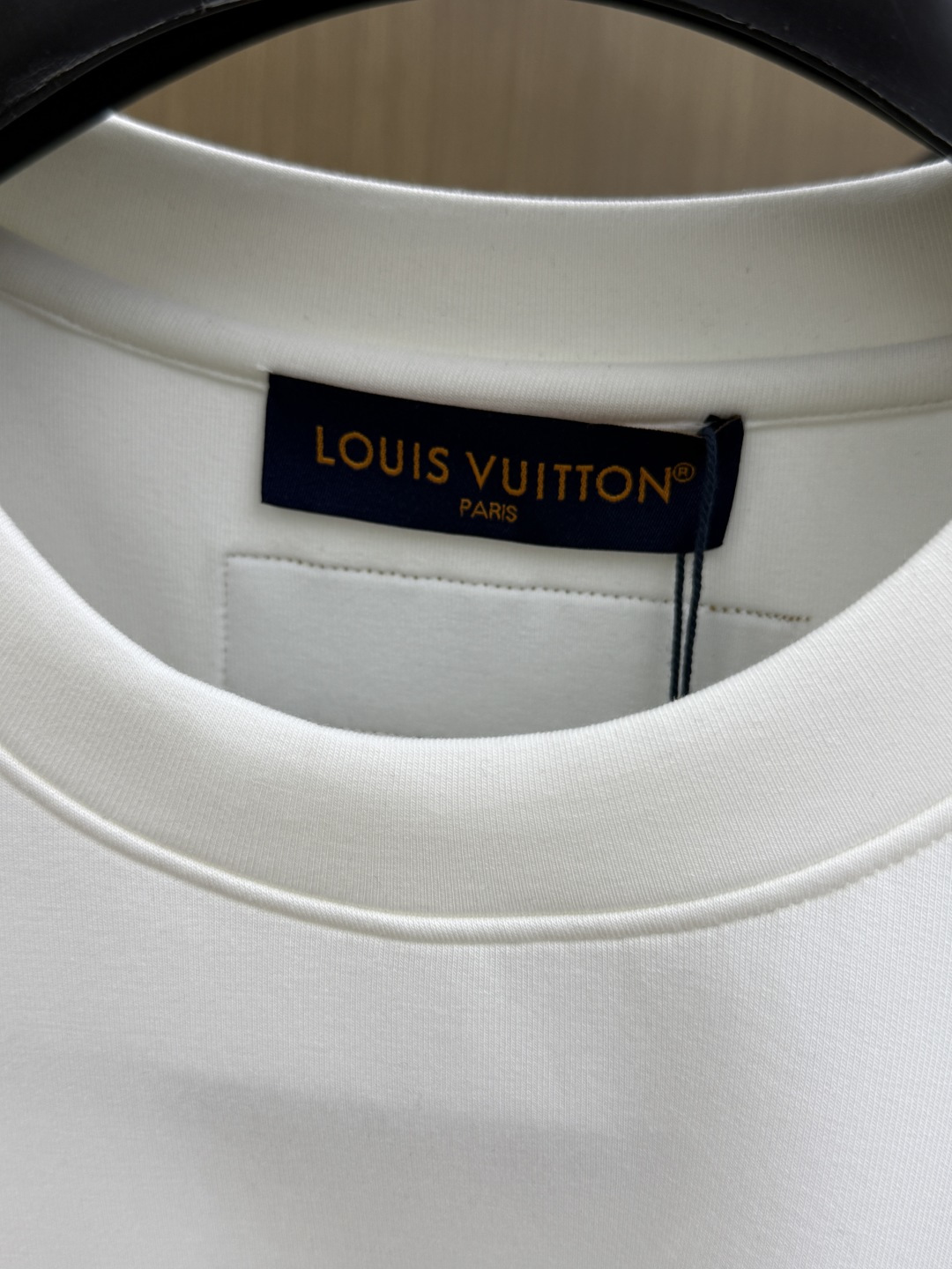 秋冬 LV 🔥秋冬圆领刺绣短袖T恤打底衫 元素性的Logo徽章凸显休闲时尚魅力,依然独领时尚风骚.内搭好伴侣… 客供高支 秋冬 LV 🔥秋冬圆领刺绣短袖T恤打底衫 元素性的Logo徽章凸显休闲时尚魅力,依然独领时尚风骚.内搭好伴侣… 客供高支