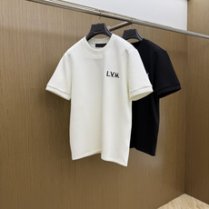 秋冬 LV 🔥秋冬圆领刺绣短袖T恤打底衫 元素性的Logo徽章凸显休闲时尚魅力,依然独领时尚风骚.内搭好伴侣… 客供高支 秋冬 LV 🔥秋冬圆领刺绣短袖T恤打底衫 元素性的Logo徽章凸显休闲时尚魅力,依然独领时尚风骚.内搭好伴侣… 客供高支