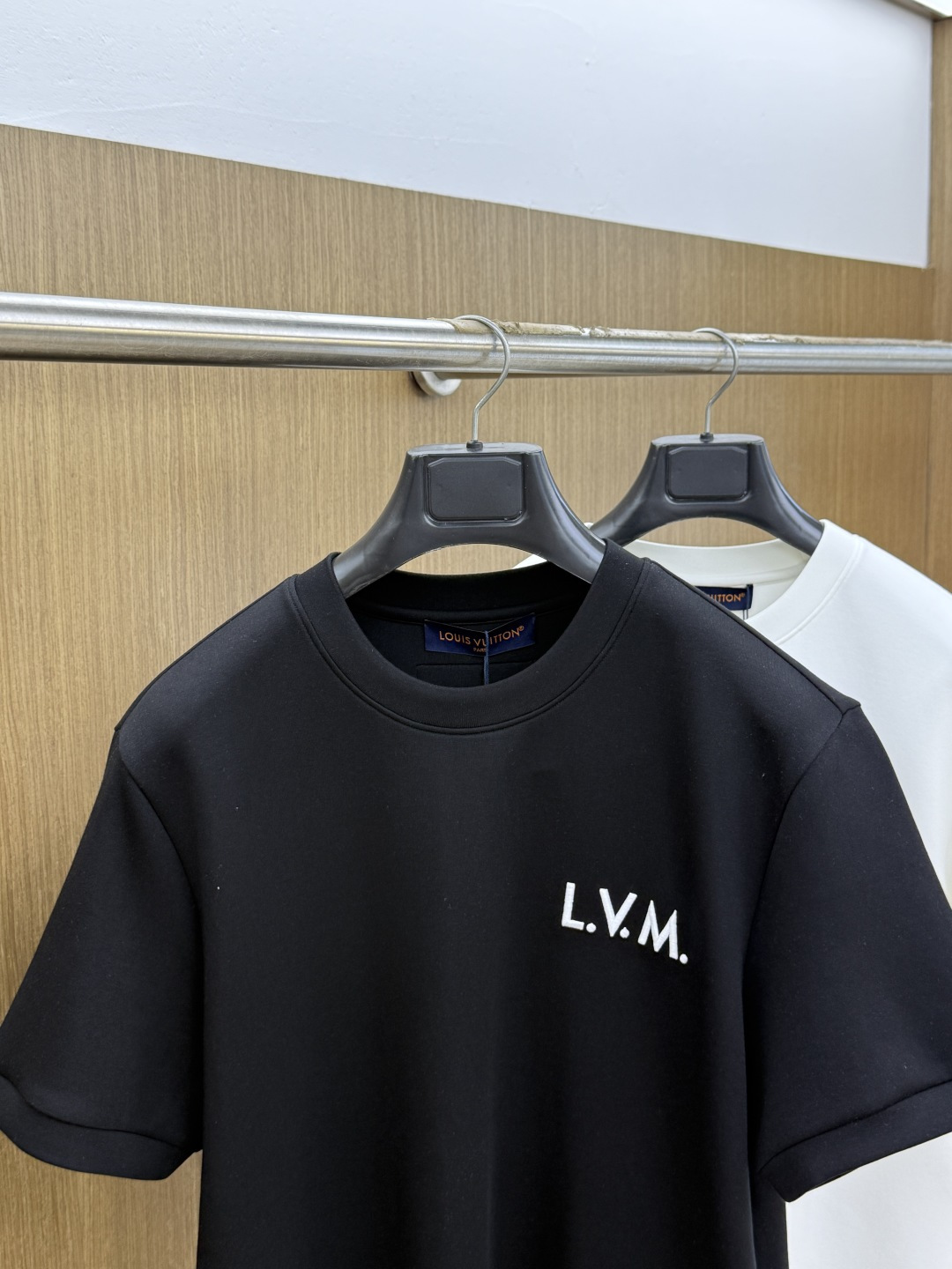 秋冬 LV 🔥秋冬圆领刺绣短袖T恤打底衫 元素性的Logo徽章凸显休闲时尚魅力,依然独领时尚风骚.内搭好伴侣… 客供高支