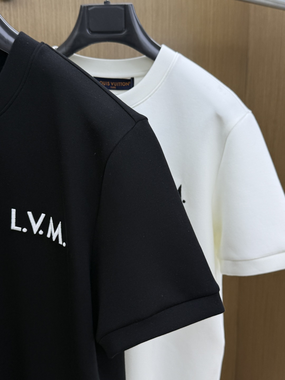 秋冬 LV 🔥秋冬圆领刺绣短袖T恤打底衫 元素性的Logo徽章凸显休闲时尚魅力,依然独领时尚风骚.内搭好伴侣… 客供高支