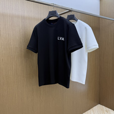 秋冬 LV 🔥秋冬圆领刺绣短袖T恤打底衫 元素性的Logo徽章凸显休闲时尚魅力,依然独领时尚风骚.内搭好伴侣… 客供高支 秋冬 LV 🔥秋冬圆领刺绣短袖T恤打底衫 元素性的Logo徽章凸显休闲时尚魅力,依然独领时尚风骚.内搭好伴侣… 客供高支
