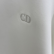 秋冬 CD 🔥秋冬圆领刺绣短袖T恤打底衫 元素性的Logo徽章凸显休闲时尚魅力,依然独领时尚风骚.内搭好伴侣… 客供高支 秋冬 CD 🔥秋冬圆领刺绣短袖T恤打底衫 元素性的Logo徽章凸显休闲时尚魅力,依然独领时尚风骚.内搭好伴侣… 客供高支